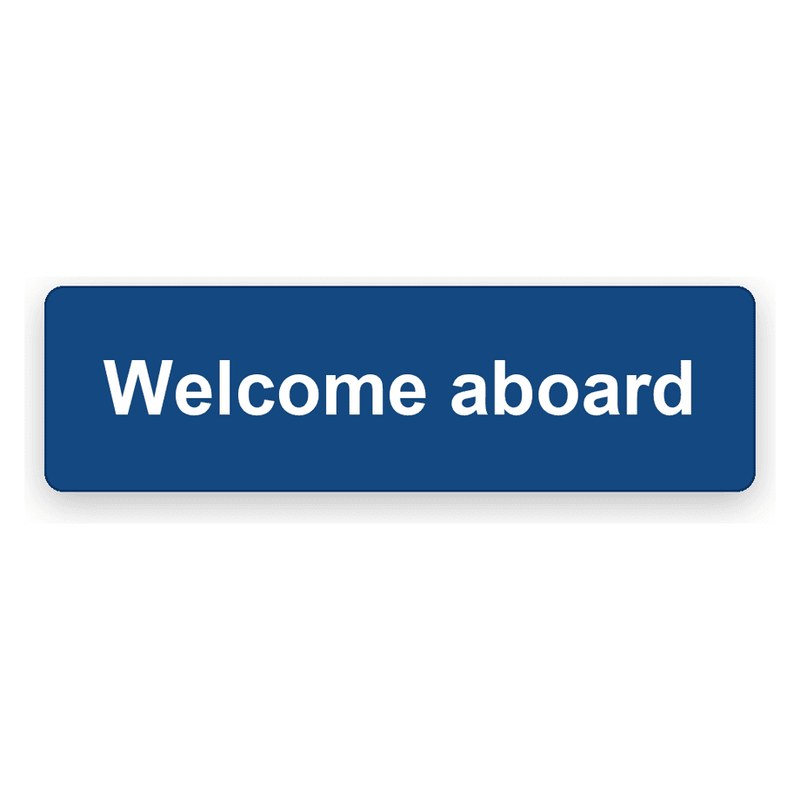 Längliches dunkelblaues Schild mit runden Ecken, weiße Gravur Welcome aboard