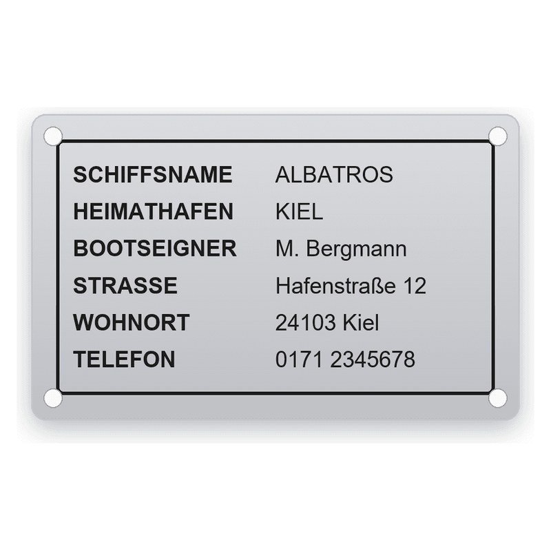 Rechteckiges silbernes Bootsschild mit vier Eckbohrungen und Rahmenlinie, schwarze Gravur mit Schiffsname ALBATROS, Heimathafen Kiel, Bootseigner M. Bergmann, Anschrift und Telefonnummer