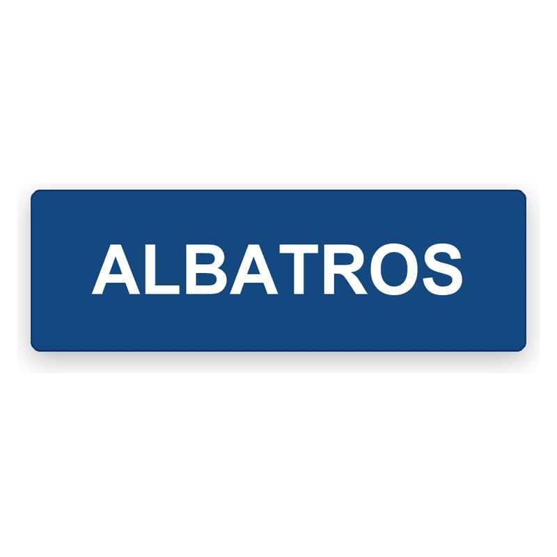 Längliches dunkelblaues Schild mit weißer Gravur ALBATROS in Großbuchstaben