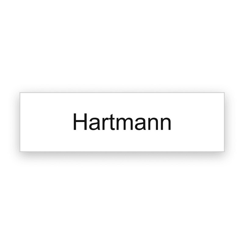 Rechteckiges weißes Einlegeschild mit schwarzer Gravur, eine Zeile mit dem Namen Hartmann