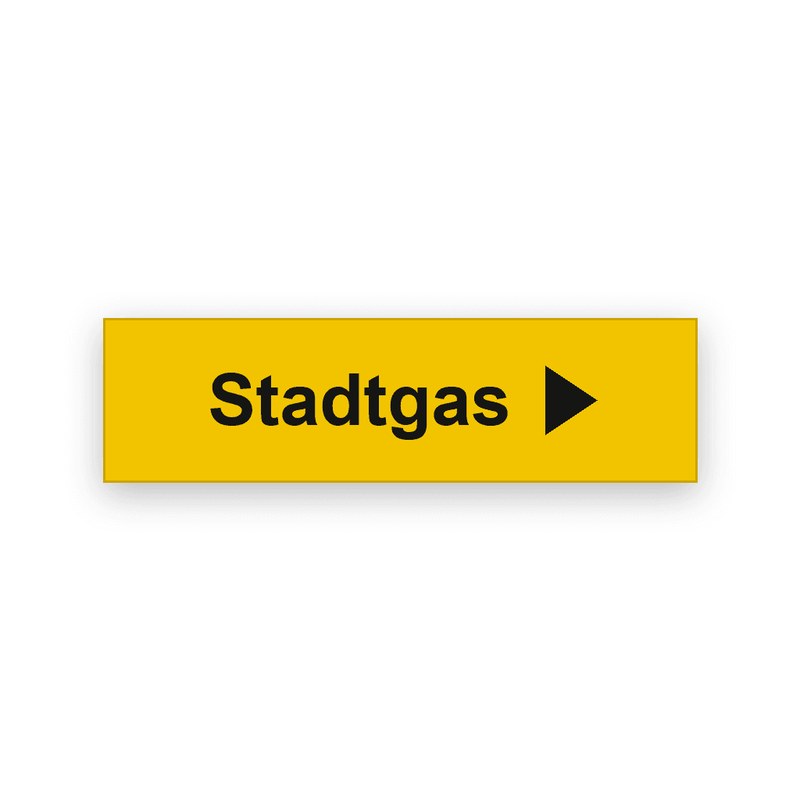 Rechteckiges gelbes Einlegeschild mit schwarzer Gravur, das Wort Stadtgas und daneben ein nach rechts zeigender Richtungspfeil
