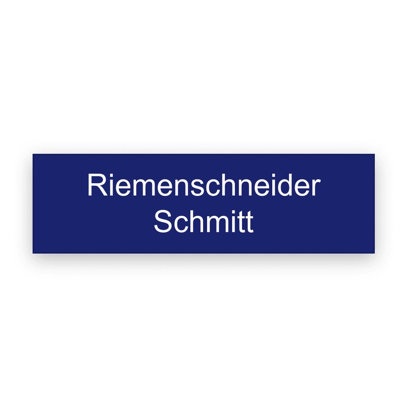 Rechteckiges dunkelblaues Einlegeschild mit weißer Gravur, zwei Zeilen mit den Namen Riemenschneider und Schmitt