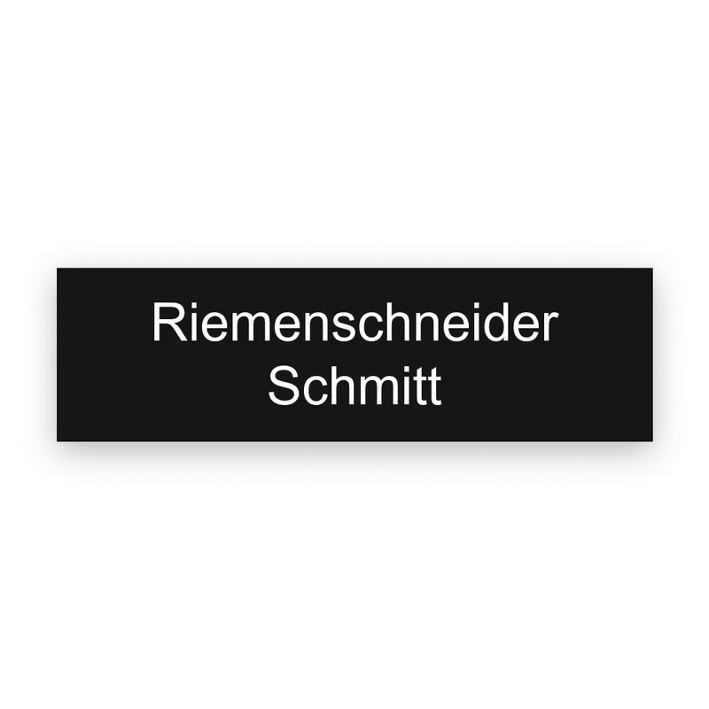 Rechteckiges schwarzes Einlegeschild mit weißer Gravur, zwei Zeilen mit den Namen Riemenschneider und Schmitt