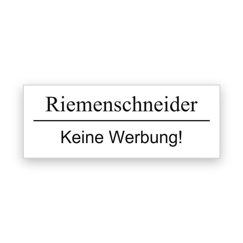 Rechteckiges weißes Briefkastenschild mit schwarzer Gravur, oben der Name Riemenschneider, darunter durch eine Linie getrennt der Zusatz Keine Werbung