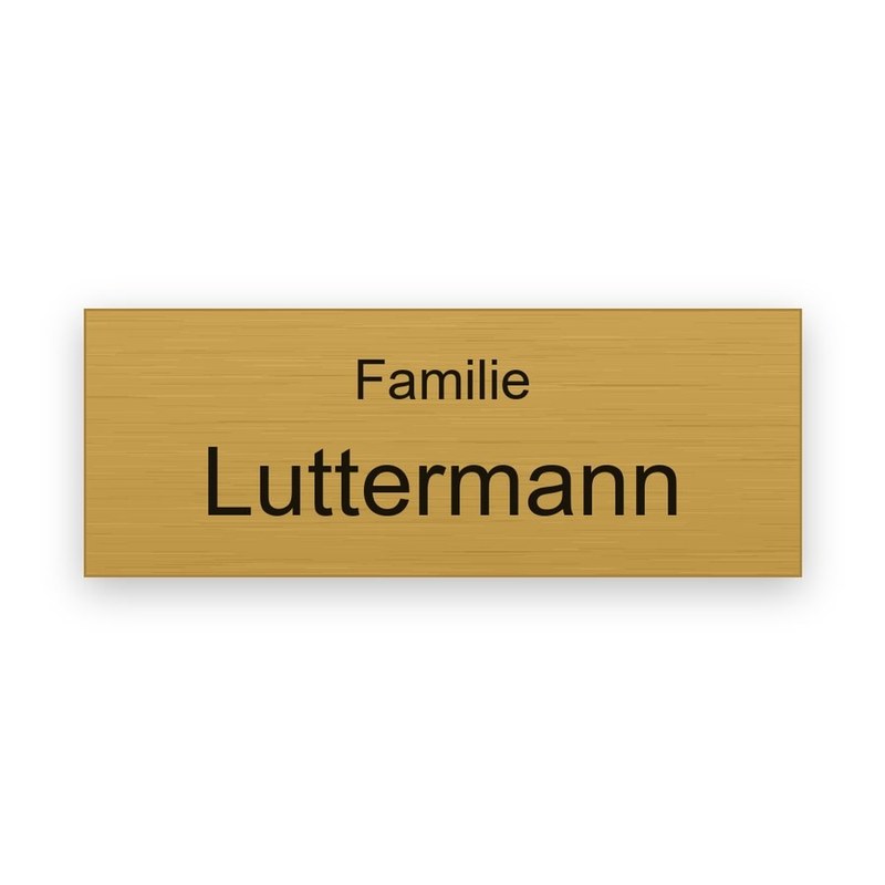 Rechteckiges goldfarbenes Türschild mit schwarzer Gravur, kleines Familie über dem großen Namen Luttermann