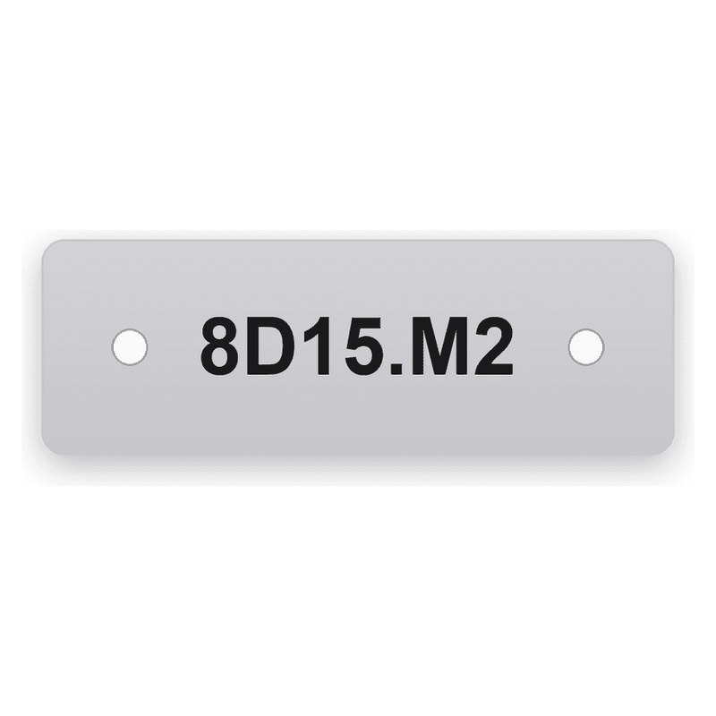 Rechteckiges silbernes Schild mit zwei Bohrungen links und rechts, schwarze Gravur 8D15.M2
