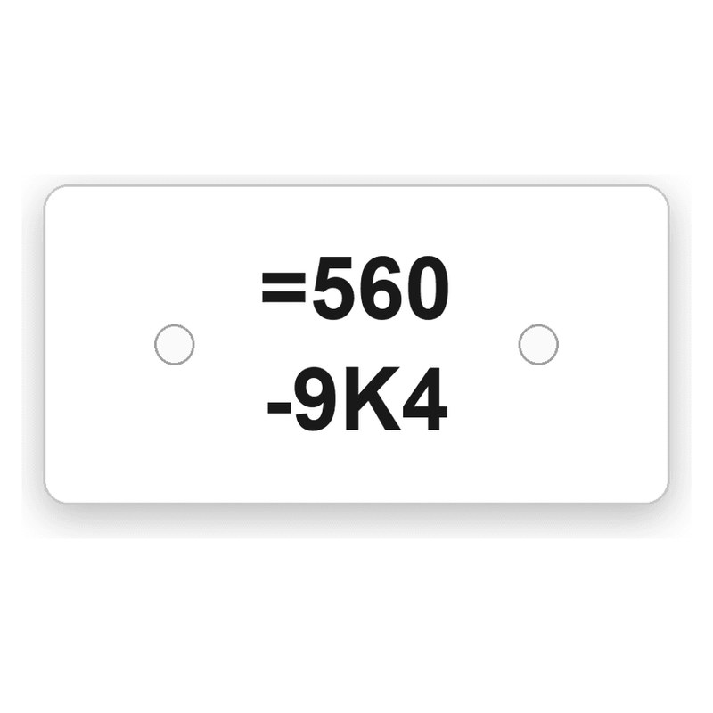 Rechteckiges weißes Schild mit zwei Bohrungen links und rechts, schwarze Gravur in zwei Zeilen mit =560 und -9K4