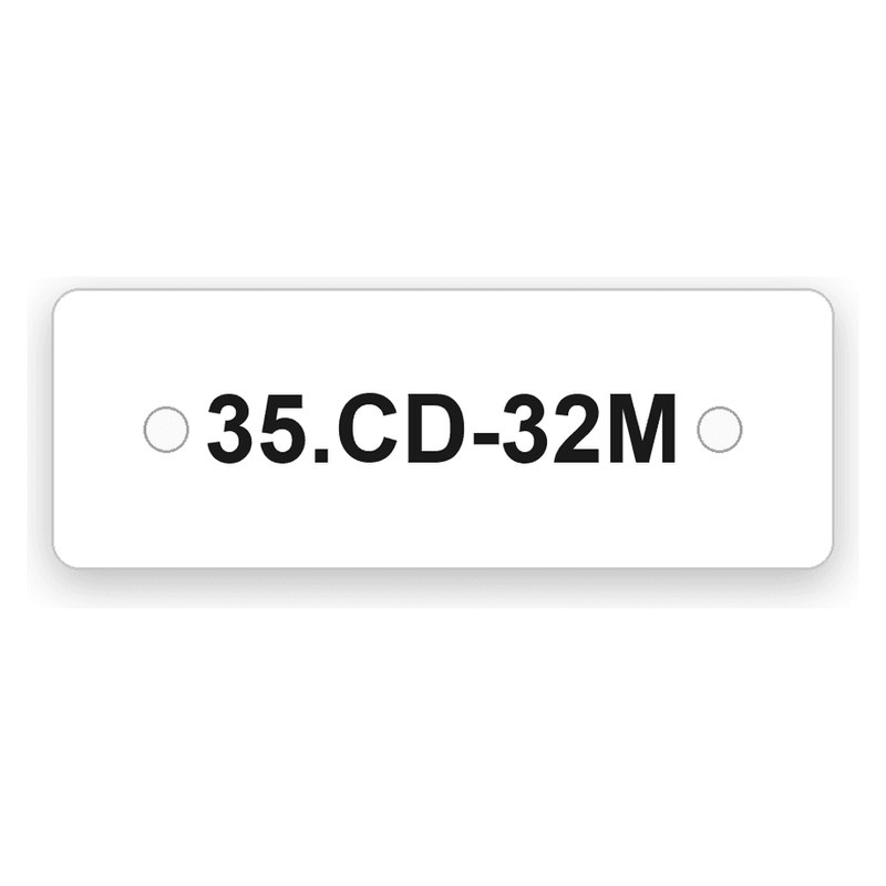 Rechteckiges weißes Schild mit abgerundeten Ecken und zwei Bohrungen links und rechts, schwarze Gravur 35.CD-32M