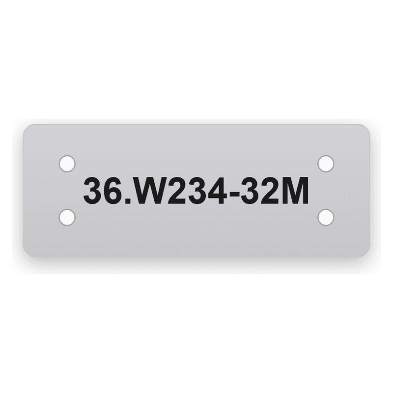 Rechteckiges silbernes Schild mit vier Bohrungen in den Ecken, schwarze Gravur 36.W234-32M