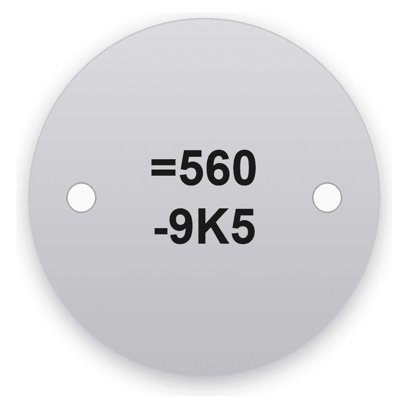 Runde silberne Ronde mit zwei Bohrungen links und rechts, schwarze Gravur in zwei Zeilen mit =560 und -9K5