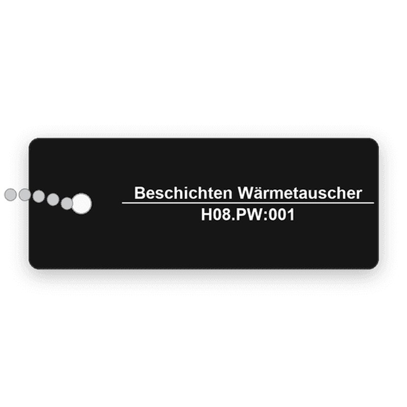 Rechteckiges schwarzes Anhängeschild mit einer Bohrung links und eingehängter Kugelkette, weiße Gravur in zwei Zeilen mit Beschichten Wärmetauscher und H08.PW:001