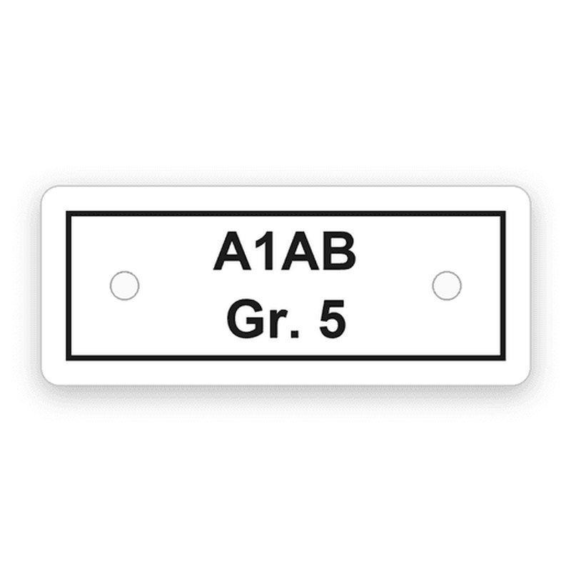 Rechteckiges weißes Anlagenschild mit zwei Bohrungen und mitgravierter Rahmenlinie, schwarze Gravur in zwei Zeilen mit A1AB und Gr. 5