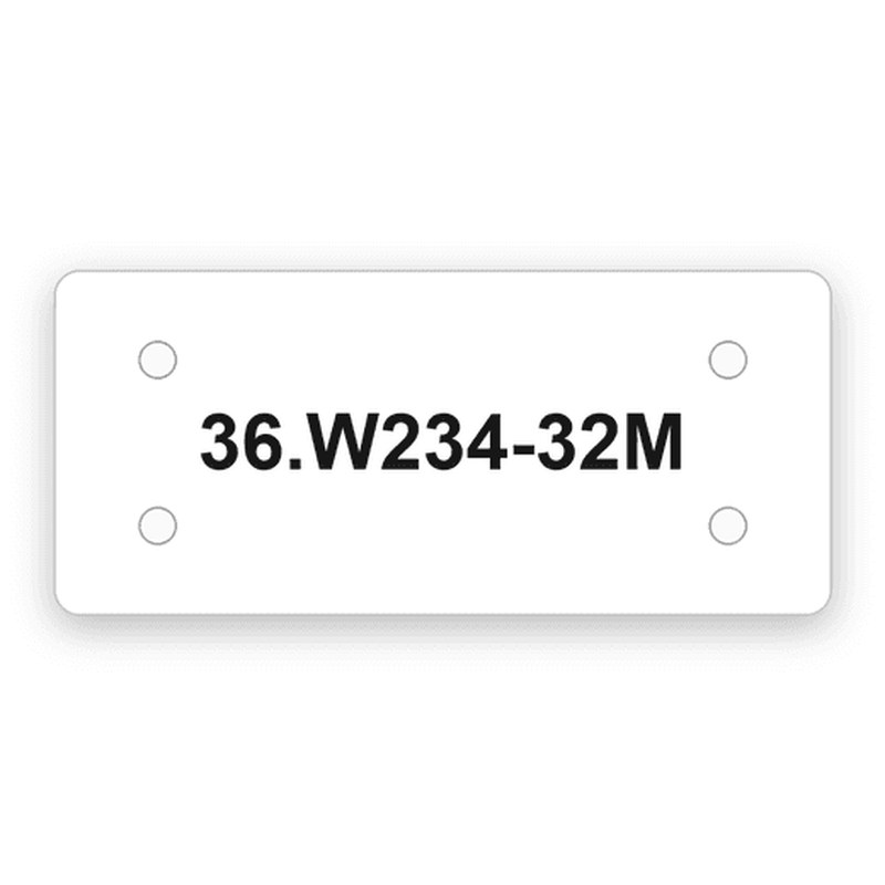 Rechteckiges weißes Geräteschild mit vier Bohrungen in den Ecken, schwarze Gravur 36.W234-32M