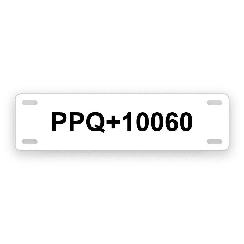 Rechteckiges Kabelschild, weißer Grund mit schwarzer Gravur PPQ+10060, vier Langlöcher an den Ecken