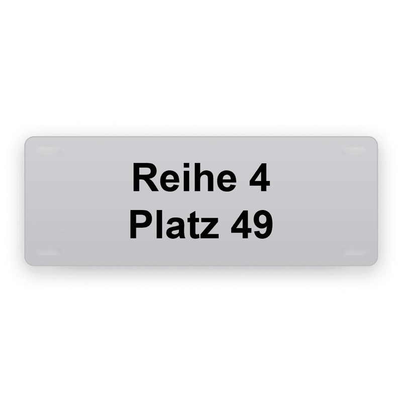 Rechteckiges Kabelschild, silberner Grund mit schwarzer Gravur, zwei Zeilen mit Reihe 4 und Platz 49