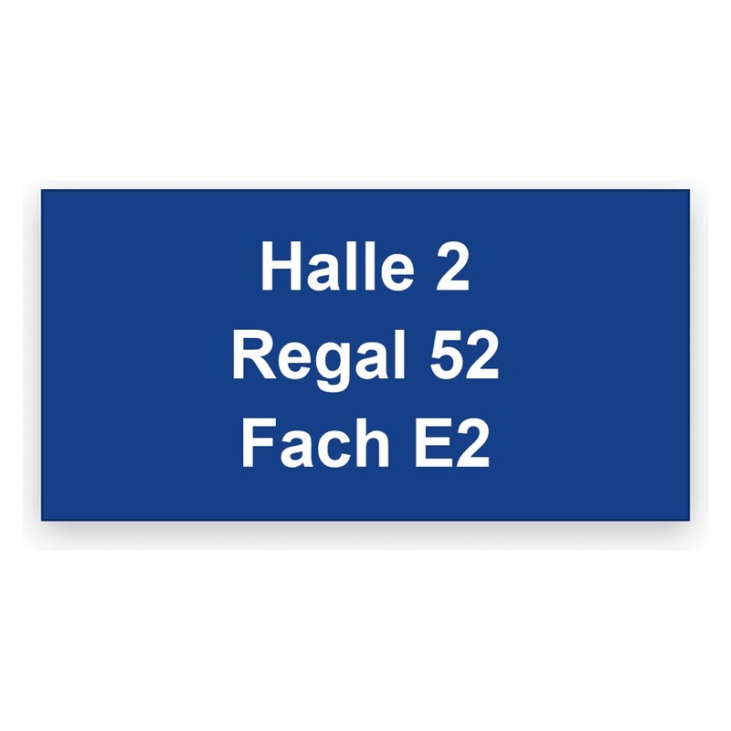 Rechteckiges dunkelblaues Lagerschild mit weißer Gravur, drei Zeilen mit Halle 2, Regal 52 und Fach E2
