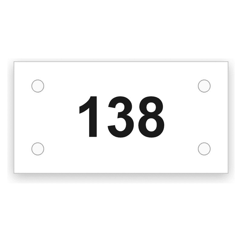 Rechteckiges weißes Stellplatzschild mit vier Bohrungen in den Ecken, schwarze Gravur mit der Zahl 138