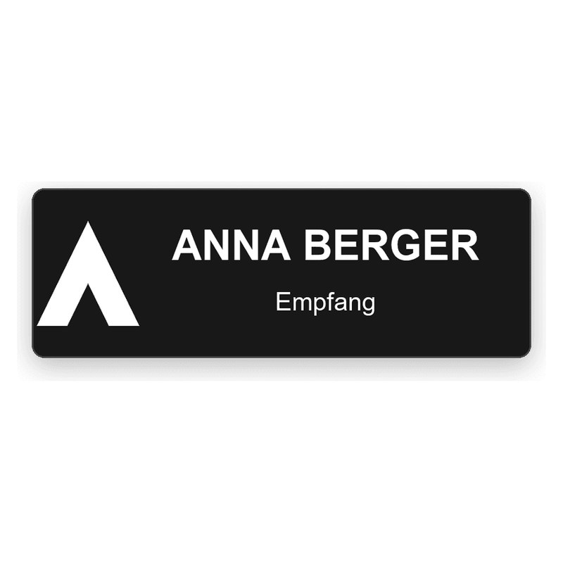 Großes rechteckiges schwarzes Namensschild mit weißer Gravur, links ein Logo, rechts ANNA BERGER groß und Empfang kleiner darunter