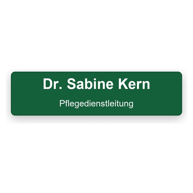 Rechteckiges dunkelgrünes Namensschild mit weißer Gravur, Dr. Sabine Kern groß und Pflegedienstleitung kleiner darunter