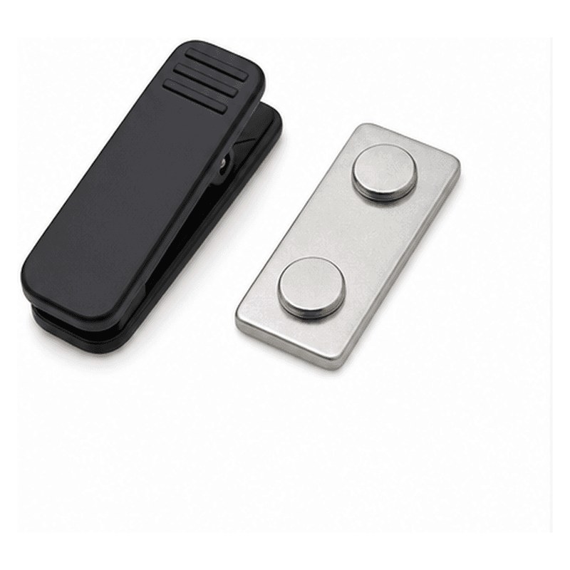 Schwarzer Klemmclip aus Kunststoff und daneben die passende Metallplatte mit zwei Magneten