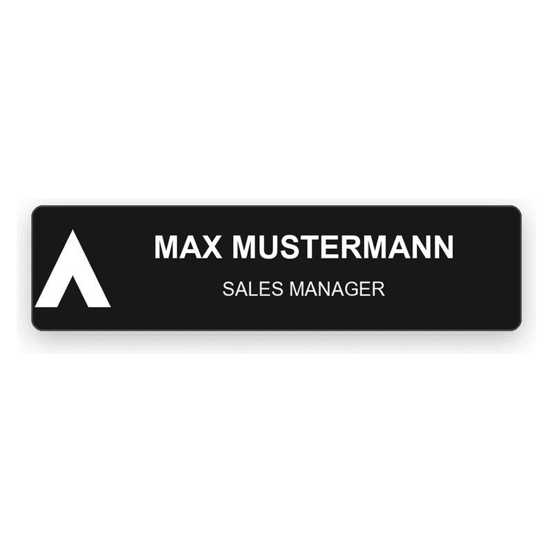 Rechteckiges schwarzes Namensschild mit weißer Gravur, links ein Logo, rechts MAX MUSTERMANN groß und SALES MANAGER kleiner darunter