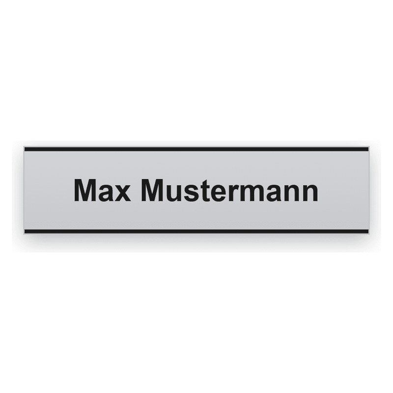 Kleines rechteckiges silbernes Namensschild mit schwarzem Rahmen und schwarzer Gravur, eine Zeile mit Max Mustermann
