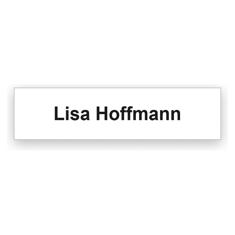 Rechteckiges weißes Namensschild mit schwarzer Gravur, eine Zeile mit Lisa Hoffmann