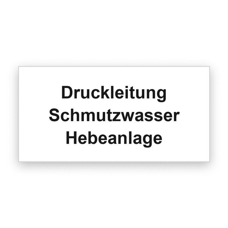 Rechteckiges weißes Rohrleitungsschild mit schwarzer Gravur, drei Zeilen mit Druckleitung, Schmutzwasser und Hebeanlage