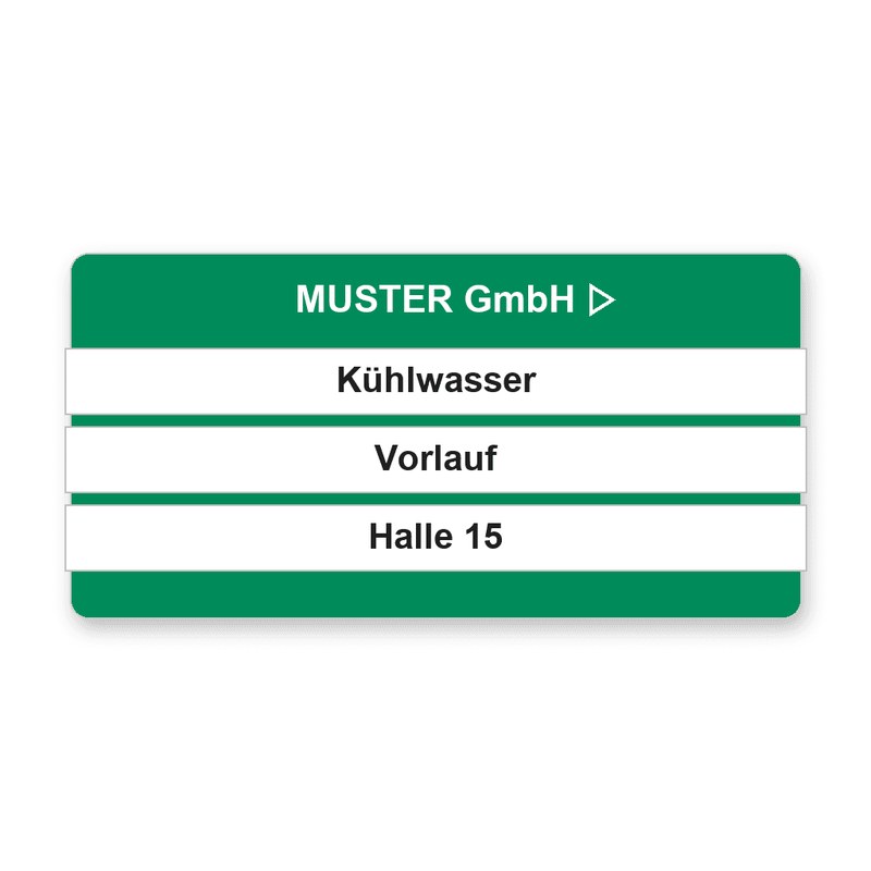 Grünes Rohrleitungsschild mit Firmenname und Richtungspfeil als Kopfzeile, darunter drei weiße Schriftleisten mit Kühlwasser, Vorlauf und Halle 15