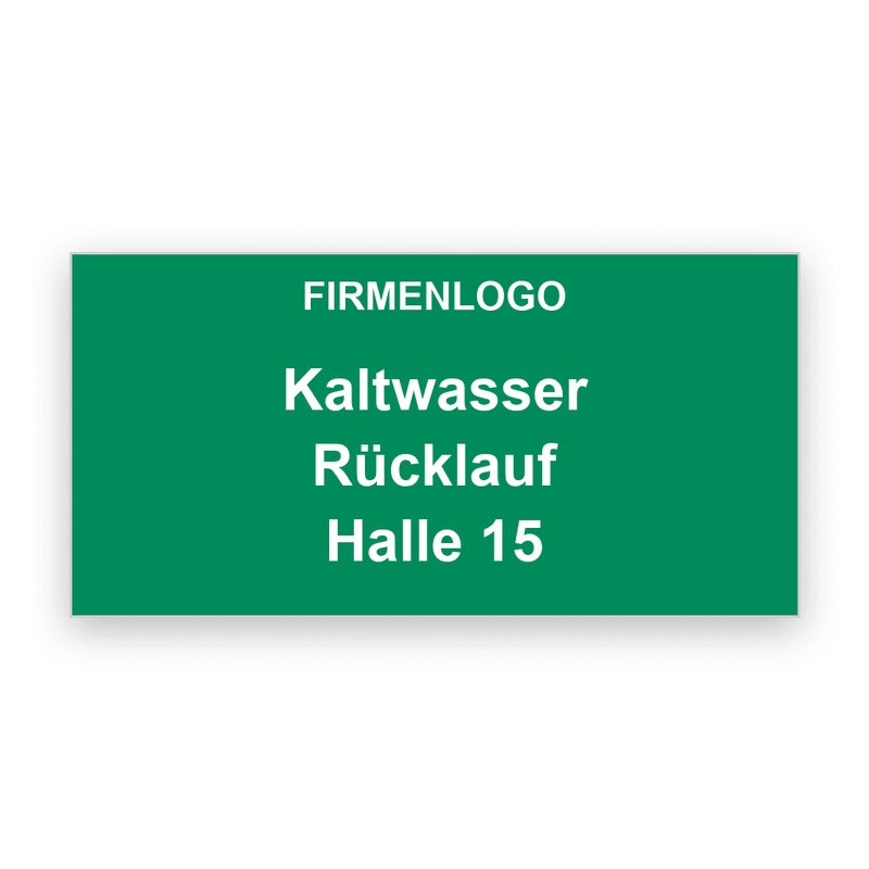 Rechteckiges grünes Rohrleitungsschild mit weißer Gravur, oben eine kleine Zeile für das Firmenlogo, darunter Kaltwasser, Rücklauf und Halle 15