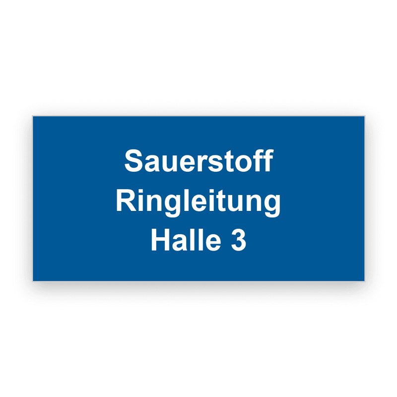 Rechteckiges blaues Rohrleitungsschild mit weißer Gravur, drei Zeilen mit Sauerstoff, Ringleitung und Halle 3