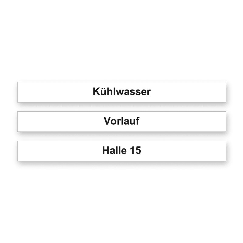 Drei schmale weiße Schriftleisten mit schwarzer Gravur, beschriftet mit Kühlwasser, Vorlauf und Halle 15