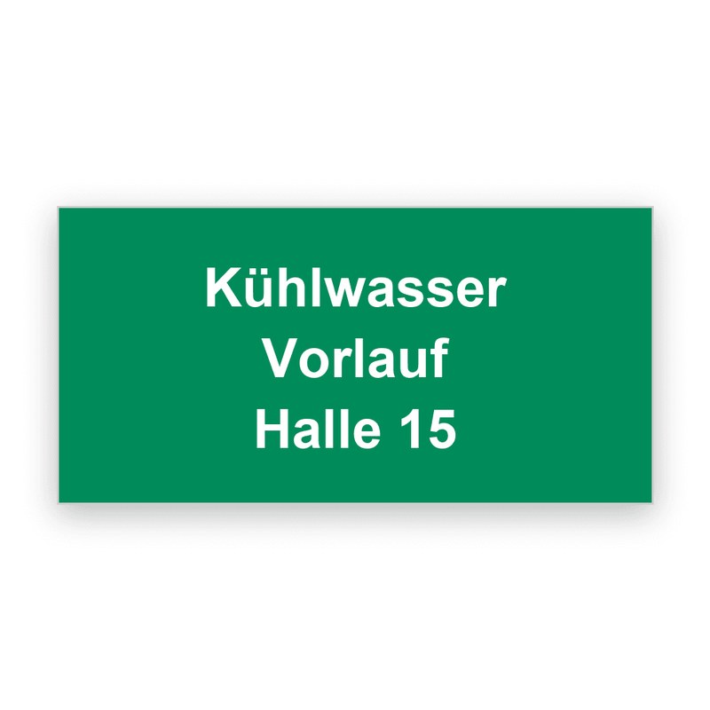 Rechteckiges grünes Rohrleitungsschild mit weißer Gravur, drei Zeilen mit Kühlwasser, Vorlauf und Halle 15