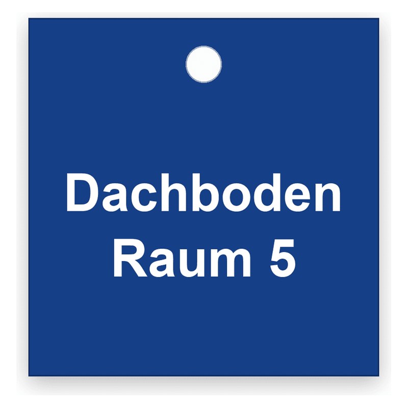 Quadratischer dunkelblauer Schlüsselanhänger mit einer Bohrung oben, weiße Gravur in zwei Zeilen mit Dachboden und Raum 5