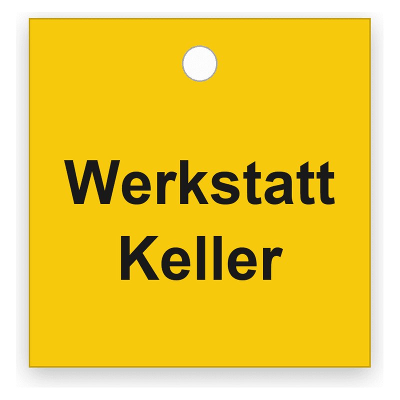 Quadratischer gelber Schlüsselanhänger mit einer Bohrung oben, schwarze Gravur in zwei Zeilen mit Werkstatt und Keller