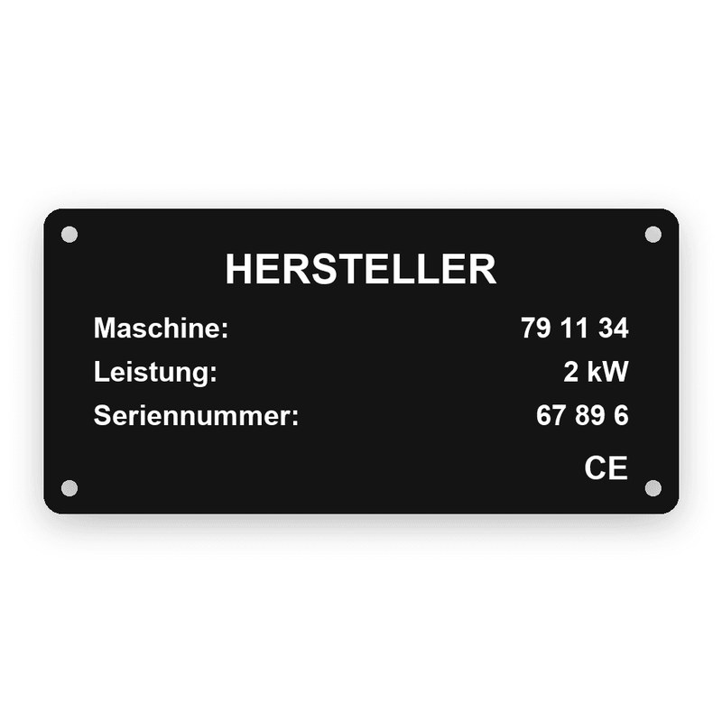 Rechteckiges Typenschild, schwarzer Grund mit weißer Gravur, Kopfzeile HERSTELLER, darunter Maschine, Leistung und Seriennummer sowie das CE-Zeichen, vier Bohrungen in den Ecken