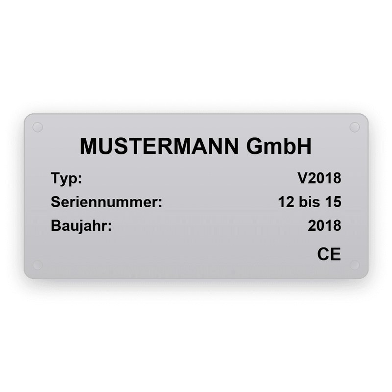 Rechteckiges Typenschild, silberner Grund mit schwarzer Gravur, Kopfzeile MUSTERMANN GmbH, darunter Typ, Seriennummer und Baujahr sowie das CE-Zeichen, vier Bohrungen in den Ecken