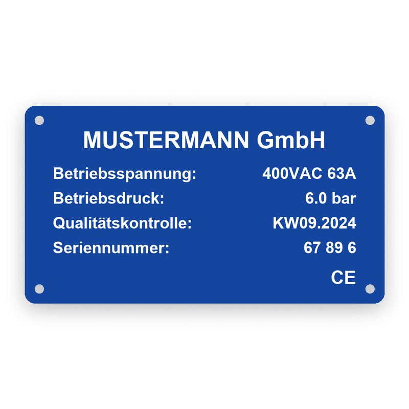 Rechteckiges Typenschild, blauer Grund mit weißer Gravur, Kopfzeile MUSTERMANN GmbH, darunter Betriebsspannung, Betriebsdruck, Qualitätskontrolle und Seriennummer sowie das CE-Zeichen, vier Bohrungen in den Ecken