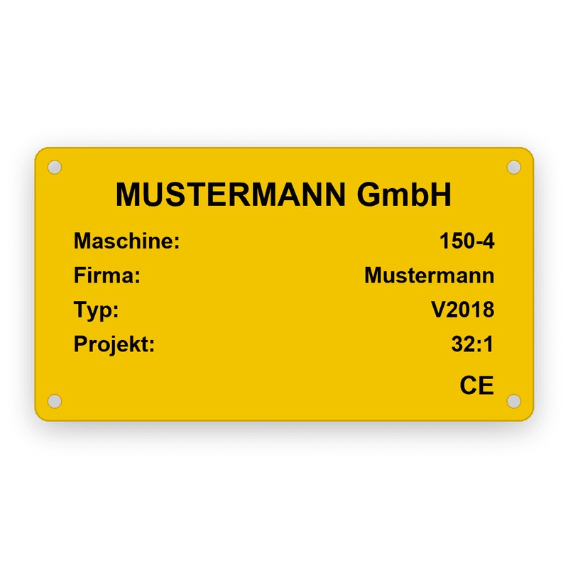 Rechteckiges Typenschild, gelber Grund mit schwarzer Gravur, Kopfzeile MUSTERMANN GmbH, darunter Maschine, Firma, Typ und Projekt sowie das CE-Zeichen, vier Bohrungen in den Ecken