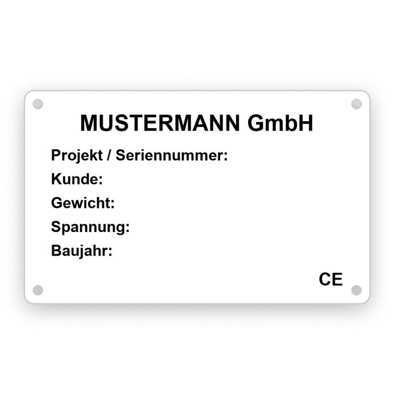 Rechteckiges Typenschild, weißer Grund mit schwarzer Gravur, Kopfzeile MUSTERMANN GmbH, darunter Projekt und Seriennummer, Kunde, Gewicht, Spannung und Baujahr sowie das CE-Zeichen, vier Bohrungen in den Ecken