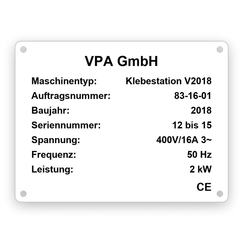 Rechteckiges Typenschild, weißer Grund mit schwarzer Gravur, Kopfzeile VPA GmbH, darunter Maschinentyp, Auftragsnummer, Baujahr, Seriennummer, Spannung, Frequenz und Leistung sowie das CE-Zeichen, vier Bohrungen in den Ecken
