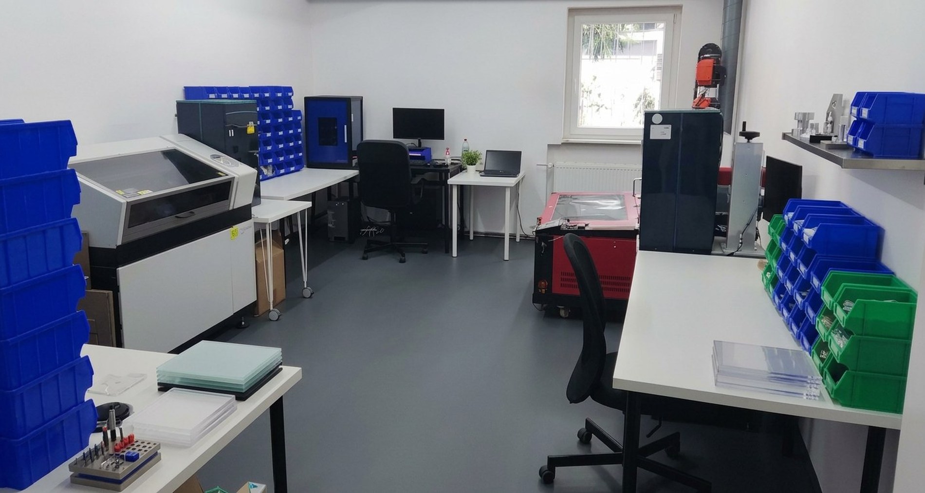 Unsere Werkstatt in Hanau mit Lasern und Lagerkästen
