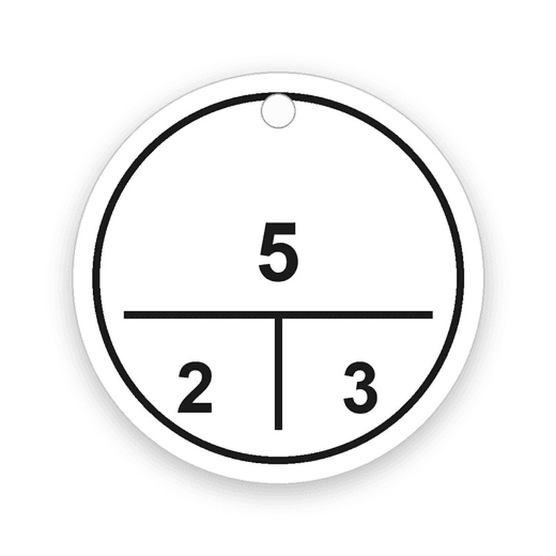 Runde weiße Marke mit schwarzem Rand und einer Bohrung oben, schwarze Gravur mit der 5 oben, darunter zwei Felder mit 2 und 3