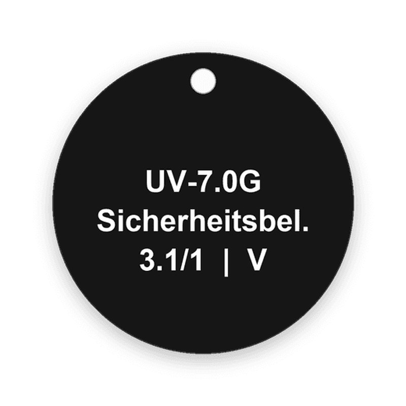 Runde schwarze Marke mit einer Bohrung oben, weiße Gravur in drei Zeilen mit UV-7.0G, Sicherheitsbel. und 3.1/1 | V