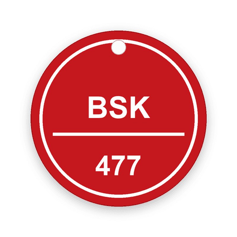 Runde rote Marke mit umlaufendem weißem Ring und einer Bohrung oben, weiße Gravur BSK über und 477 unter einem waagerechten Strich